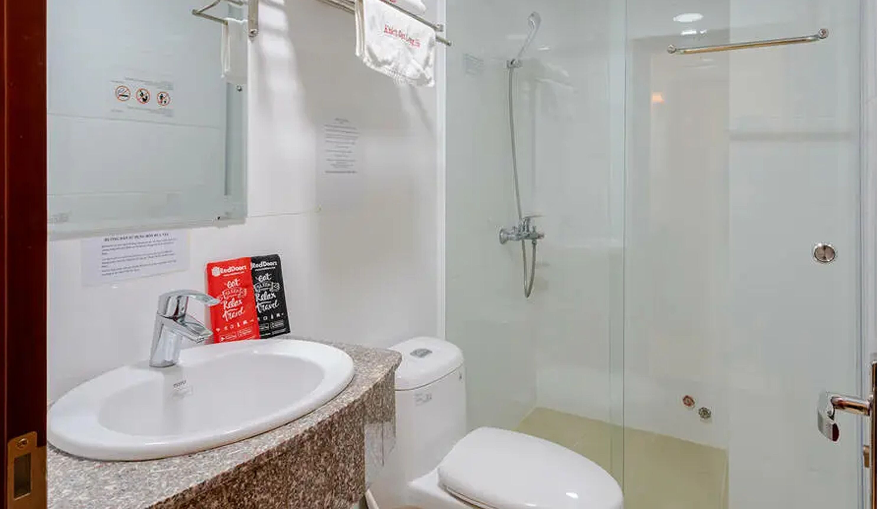 twin room | bathroom | shower, free toiletries, slippers