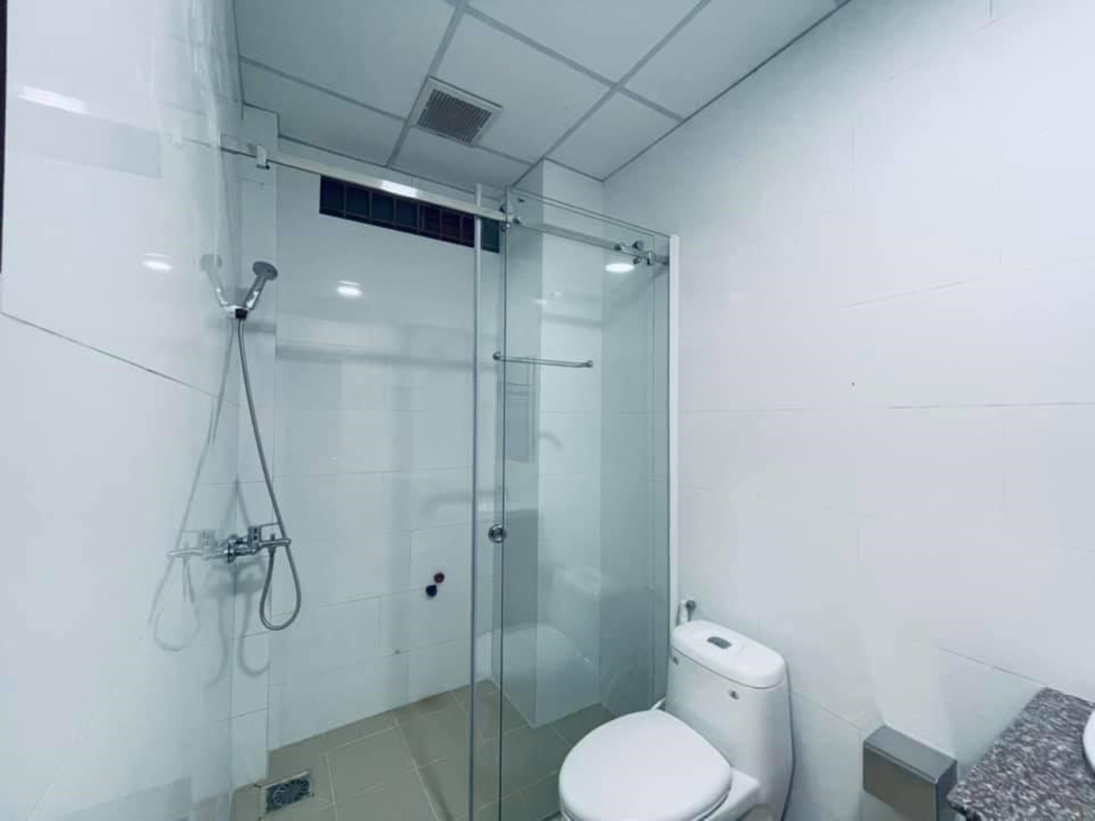 deluxe room | bathroom | shower, free toiletries, slippers