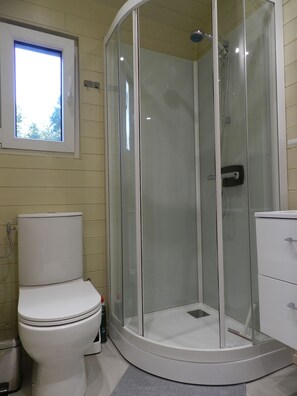 Douche, articles de toilette gratuits, chaussons, papier toilette