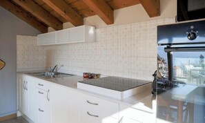 Een koffiezetapparaat/waterkoker, een koelkast, een magnetron, een oven