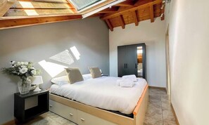 1 slaapkamer, een strijkplank/strijkijzer, reisbedje, wifi