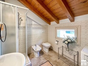 Shower, hair dryer, bidet, towels - COLOMBERA by Design Studio (Bellano)