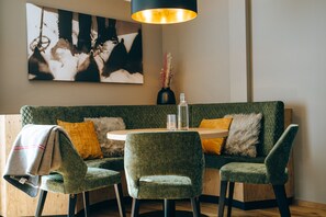 Penthouse (incl. 180 EUR Cleaning Fee) | Essbereich im Zimmer