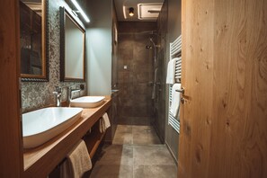Bañera y ducha independientes, bañera profunda