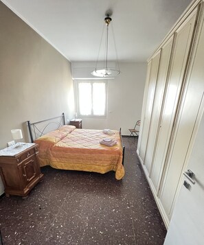 3 habitaciones, tabla de planchar con plancha, wifi y ropa de cama 