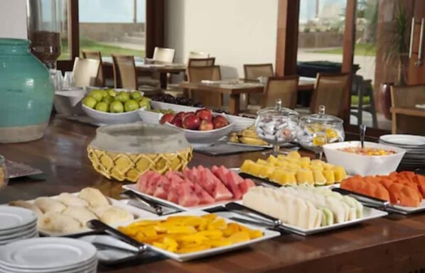 Ein reichhaltiges Buffet mit verschiedenen Früchten, Käsesorten und Speisen.