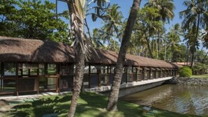 A row of thatched-roof cabins with a water body in the foreground. - Jatiuca Hotel and Resort (Maceió)
