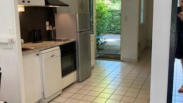 Micro-ondes, plaque de cuisson, lave-vaisselle, cafetière/bouilloire