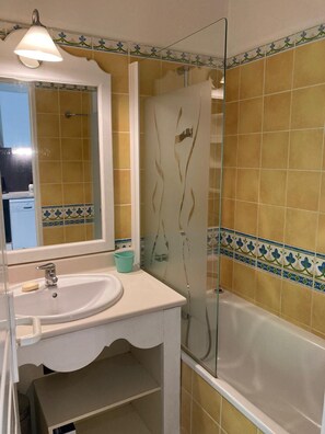 Combined shower/bathtub - Charming cottage with swimming pool, 10 minutes from Carnac (Ploemel)
