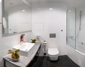 Deluxe Studio | Bathroom | Designer toiletries, hair dryer, towels, soap - VN3 Terraces Suites by Adrez Living (Prague)