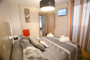 1 habitación, tabla de planchar con plancha y cuna de viaje 