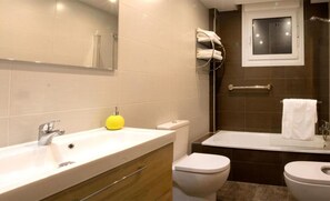 Een bad, een haardroger, een bidet, handdoeken