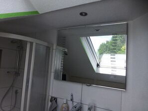 Shower, hair dryer, towels, soap - Castle view apartment 1 (Großlohra)