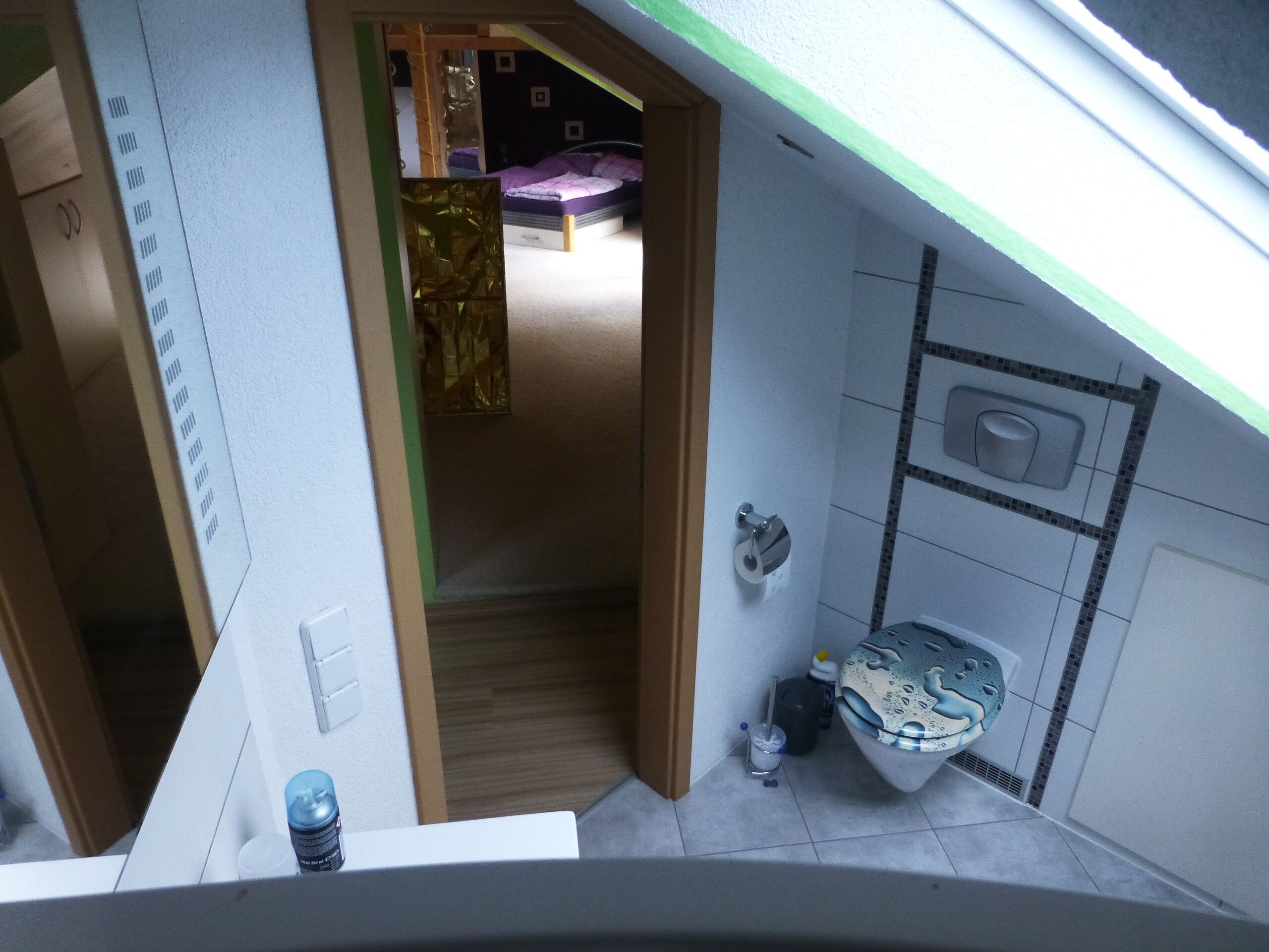 Ein kleines Badezimmer mit Toilette, Waschbecken und Duschbereich.