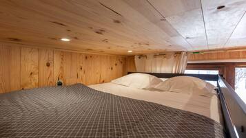 Studio, en-suite badkamer, uitzicht op bergen (Avec Jardin - App 17) | Woonruimte | Flatscreentelevisie