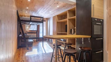 Studio, en-suite badkamer, uitzicht op bergen (Avec Jardin - App 17) | Privékitchenette | Een koelkast, een microgolfoven, een espressoapparaat, een waterkoker