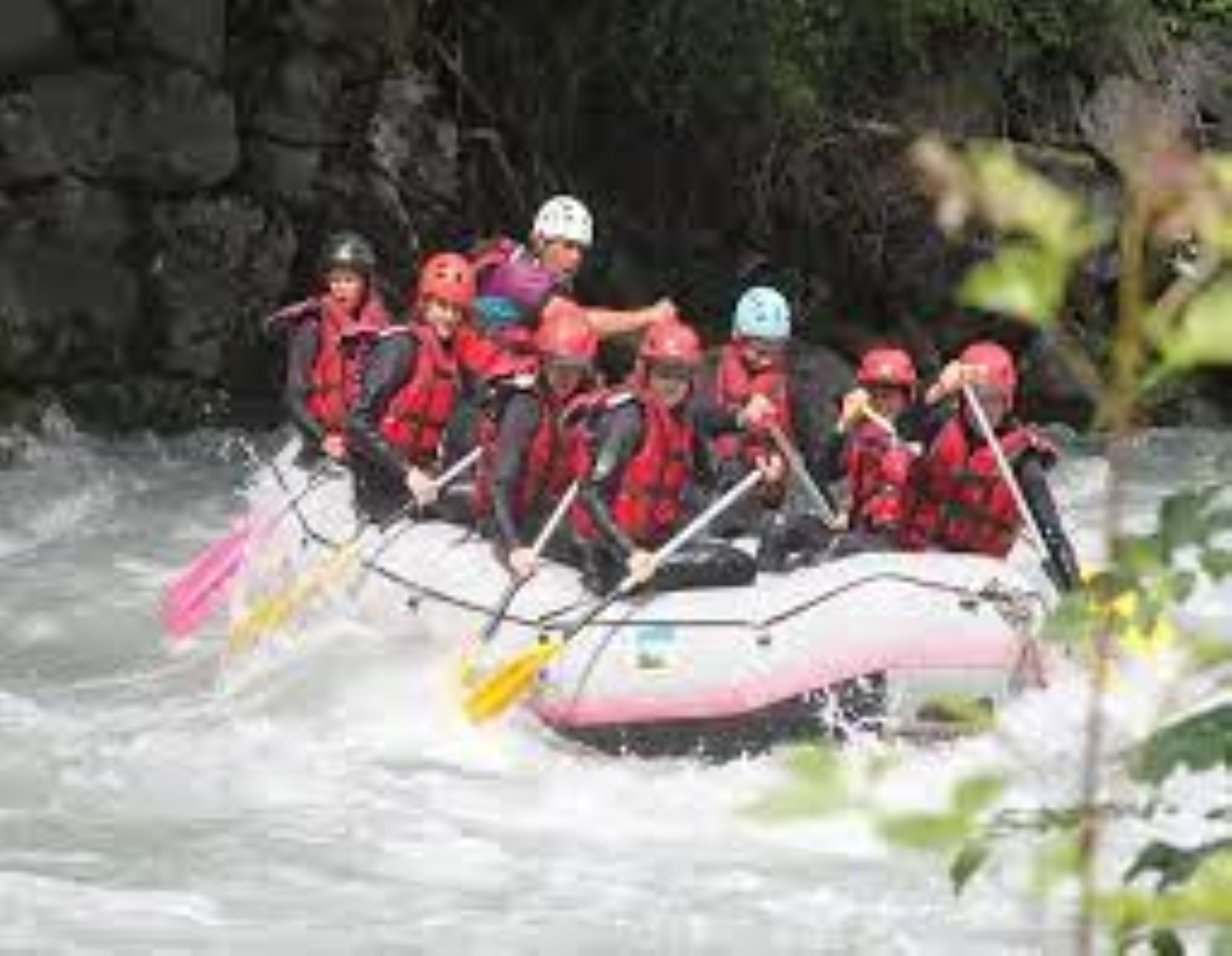 Un grupo de personas en balsas navegando un río.