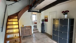 A staircase leading to a landing with a wooden cabinet and a black filing cabinet. - Paradis de Provence / Leben wie Gott in Frankreich (Verfeuil)