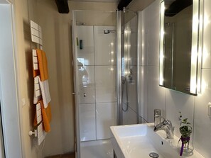 Een douche, een haardroger, handdoeken, zeep