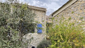 A stone building with a small window and a blue shutter. - Paradis de Provence / Leben wie Gott in Frankreich (Verfeuil)