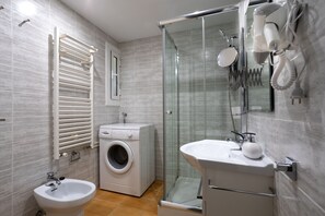 Badewanne, Bidet, Handtücher, Seife