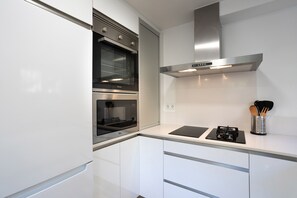 Een koelkast, een microgolfoven, een oven, een kookplaat