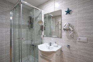 Bathtub, bidet, towels, soap - Bonita Casa CON Jardin Privado Y Piscina Comunitaria (Palafrugell)
