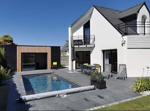Una piscina al aire libre, una piscina climatizada