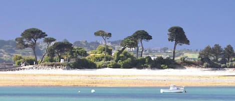 Una spiaggia nelle vicinanze