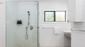 Chuveiro, toalhas de banho