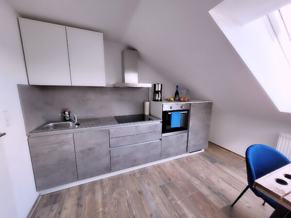 Fridge, oven, stovetop, dishwasher