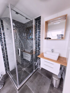 Suihku, hiustenkuivaaja, pyyhkeet, saippua