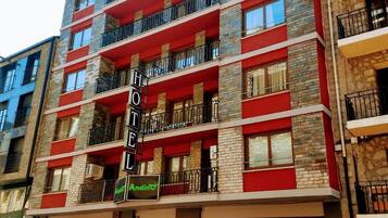 Vista frontal de la propiedad