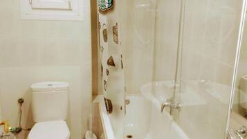 Habitación básica con 1 cama matrimonial o 2 individuales | Baño | Toallas