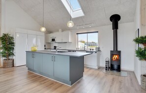 ثلاجة، موقد طهي مسطح، غسالة أطباق، ماكينة لصنع القهوة/الشاي