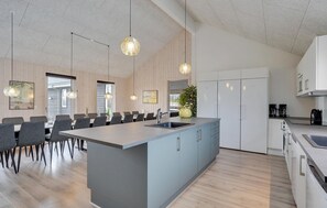 Réfrigérateur, micro-ondes, plaque de cuisson, lave-vaisselle