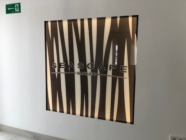 Una pared con un diseño a rayas y el texto "SEASCAPE BLOCUE 1".