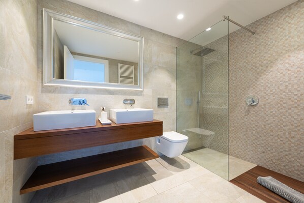 Combinazione doccia/vasca, asciugacapelli, asciugamani, sapone