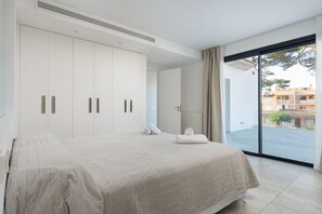 4 soverom, strykejern/-brett, reiseseng for barn og wi-fi (inkludert)