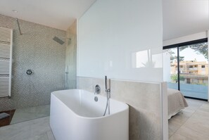 Combined shower/bathtub, hair dryer, towels, soap