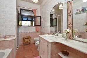 Family Villa, Multiple Bedrooms, Mountainside (Villa Torres) | Bathroom