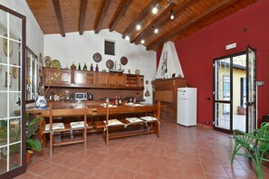Family Villa, Multiple Bedrooms, Mountainside (Villa Torres) | Private kitchen | Fridge, microwave, oven, stovetop - Villa Torres (Scicli)