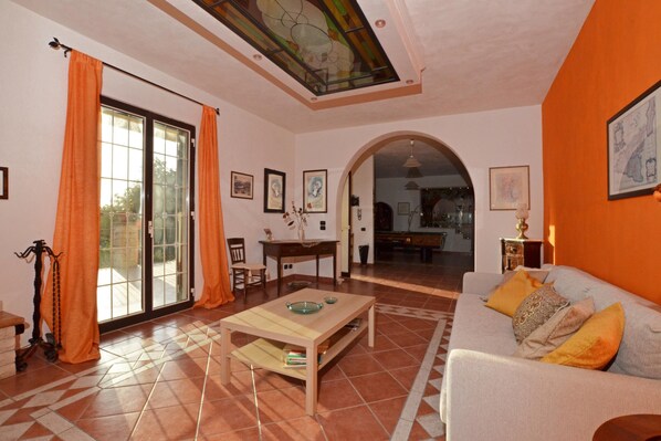 Family Villa, Multiple Bedrooms, Mountainside (Villa Torres) | Living area