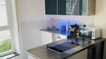 Kühlschrank, Mikrowelle, Herdplatte, Geschirrspüler