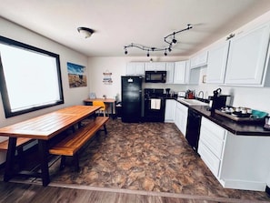 Großer Kühlschrank, Mikrowelle, Ofen, Herdplatte