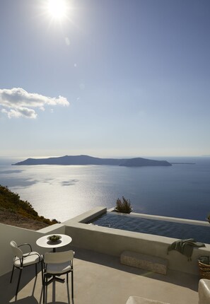 Infinity Suite with Plunge Pool and Caldera View | Teras/patio