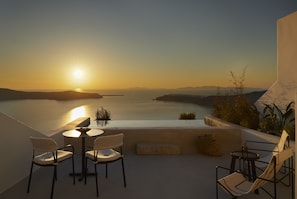 Infinity Suite with Plunge Pool and Caldera View | Terrace/patio - Atoles Retreat (Santorini)