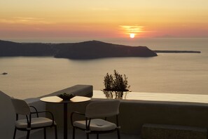 Infinity Suite with Plunge Pool and Caldera View | Teras/patio