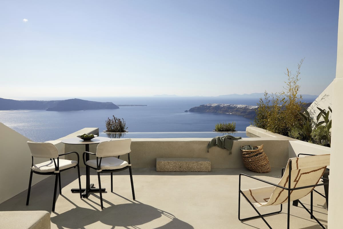 Infinity Suite with Plunge Pool and Caldera View | Frigobar, cofres nos quartos, escrivaninha