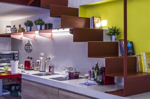 Réfrigérateur, four, plaque de cuisson, cafetière/bouilloire